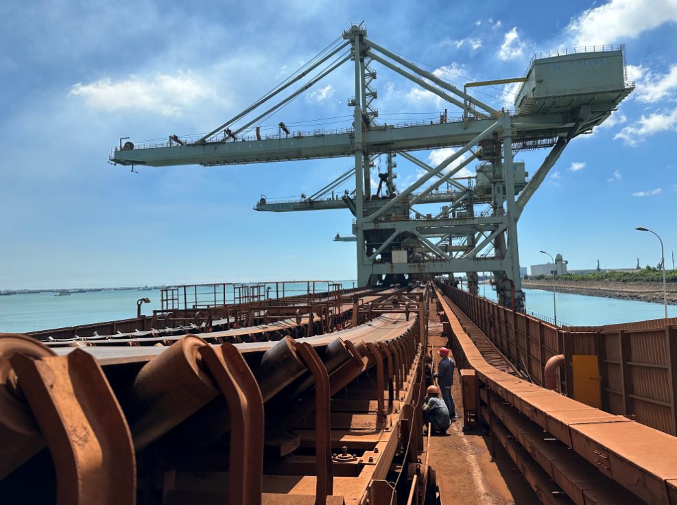 항만 크레인 설비